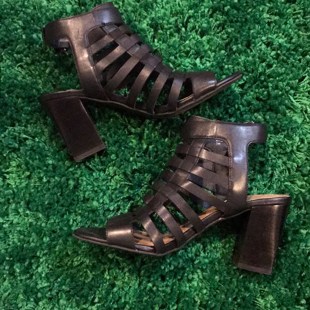 TAHARI CAGGED HEEL